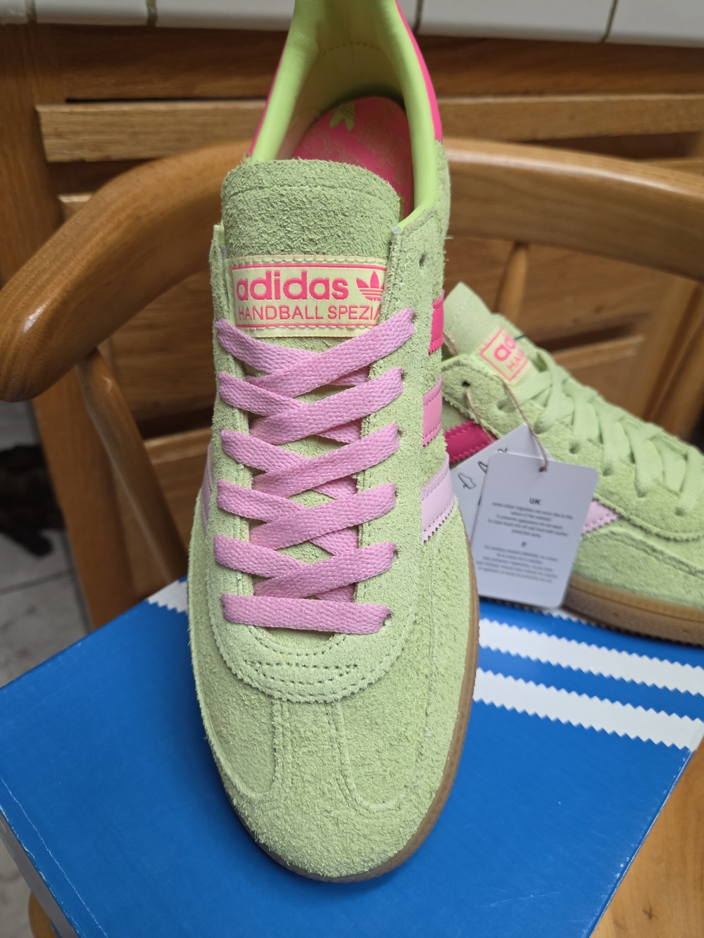 Brand New Adidas Women’s  Spezial Sneakers (comes with both green&pink laces) - Picture 2 of 8